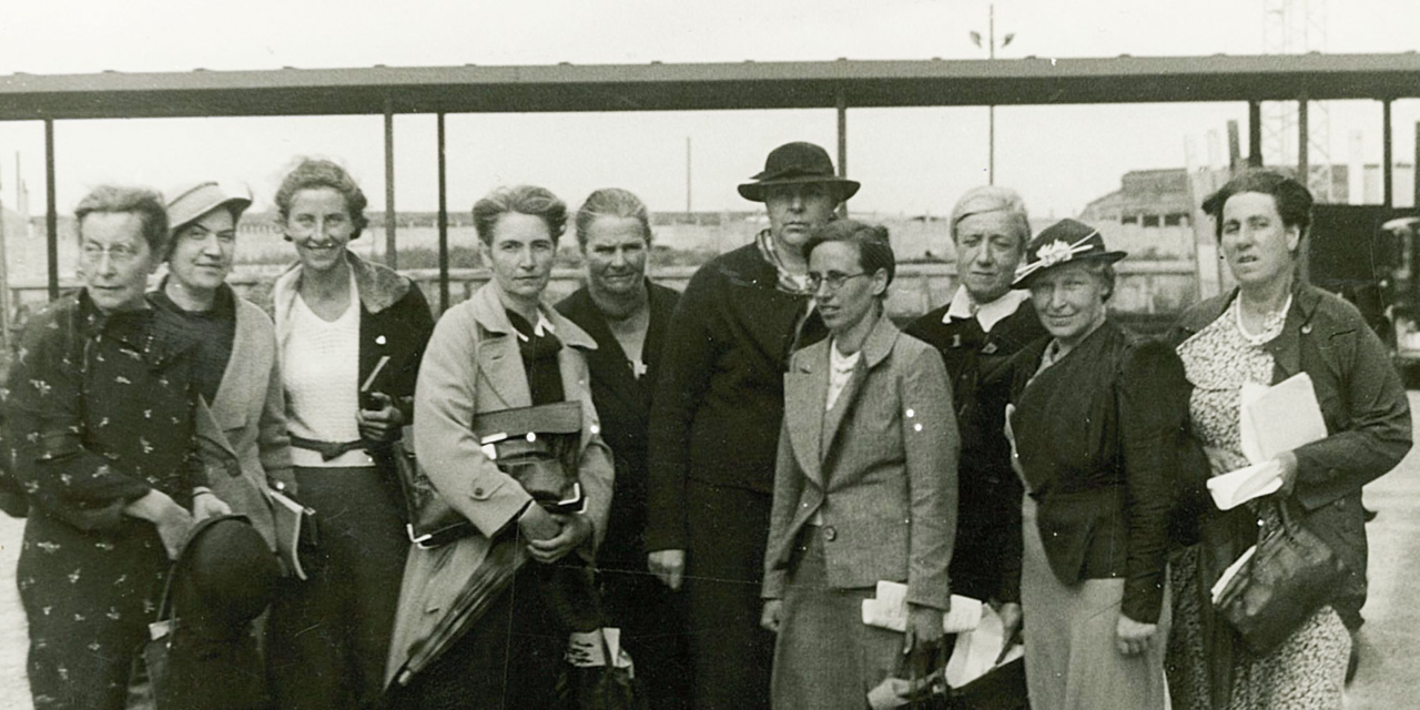 Clara Ragaz-Nadig, ganz links. Frauen der Schweizer Delegation auf dem Weg zu einem internationalen Kongress der Frauen gegen Krieg und Faschismus, 1930er Jahre.