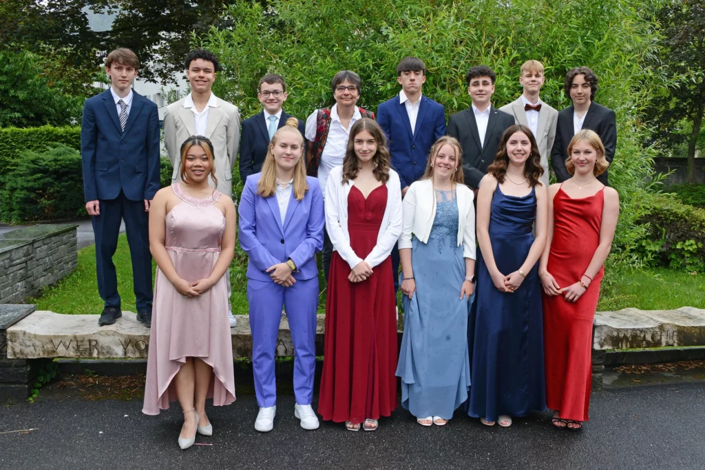 Gruppenbild Konfirmation 2024 vor der Comanderkirche mit Pfarrerin Manuela Noack