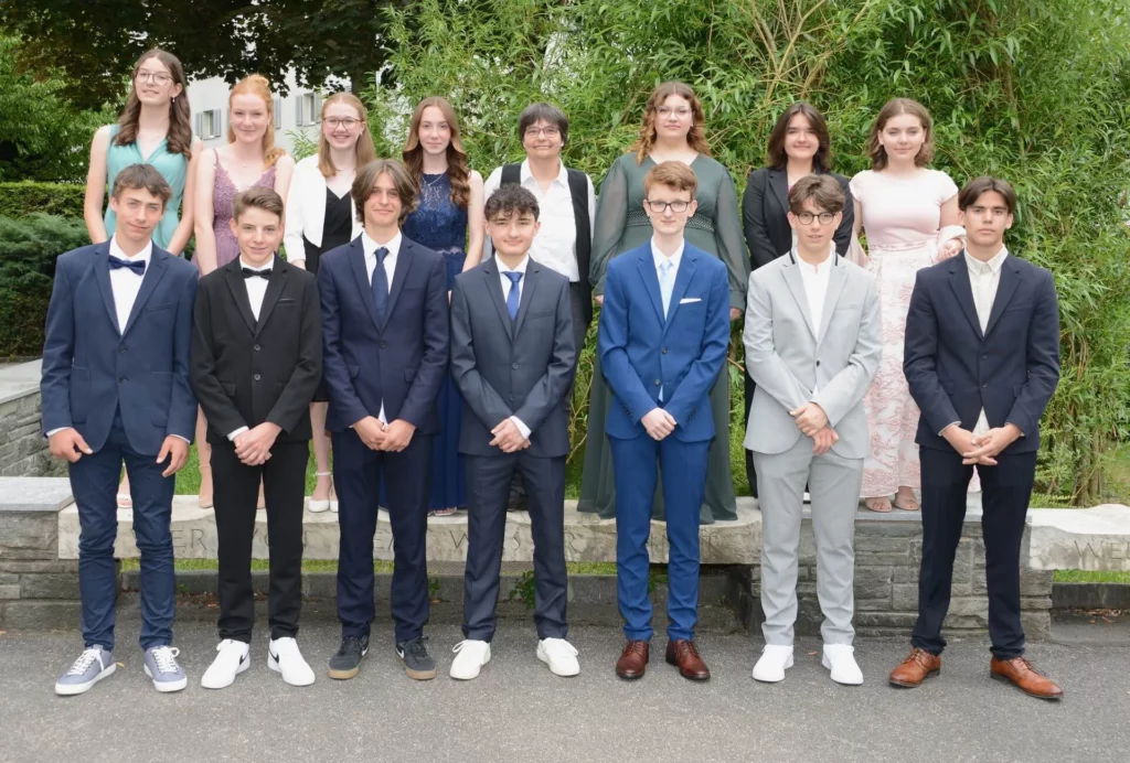 Gruppenbild Konfirmation vor der Comanderkirche mit Pfarrerin Manuela Noack