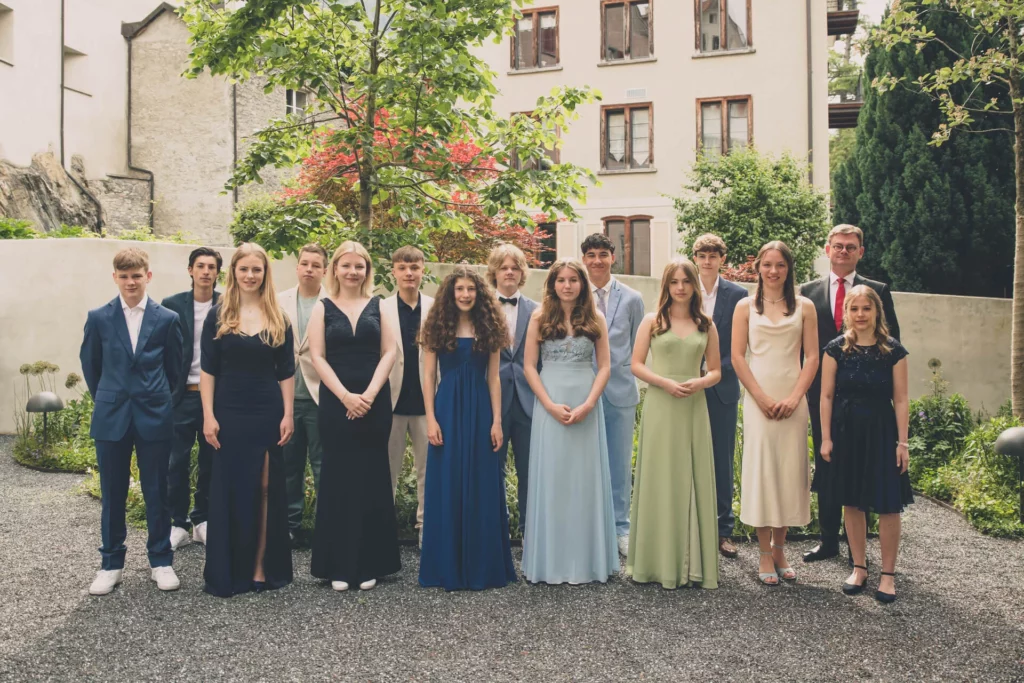 Gruppenbild Konfirmation vor der Martinskirche mit Pfarrer Robert Naefgen