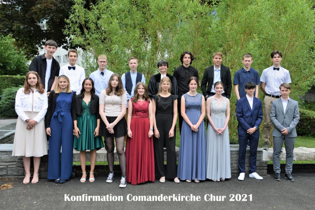 Gruppenbild Konfirmation 2021 Comanderkirche mit Pfarrerin Manuela Noack