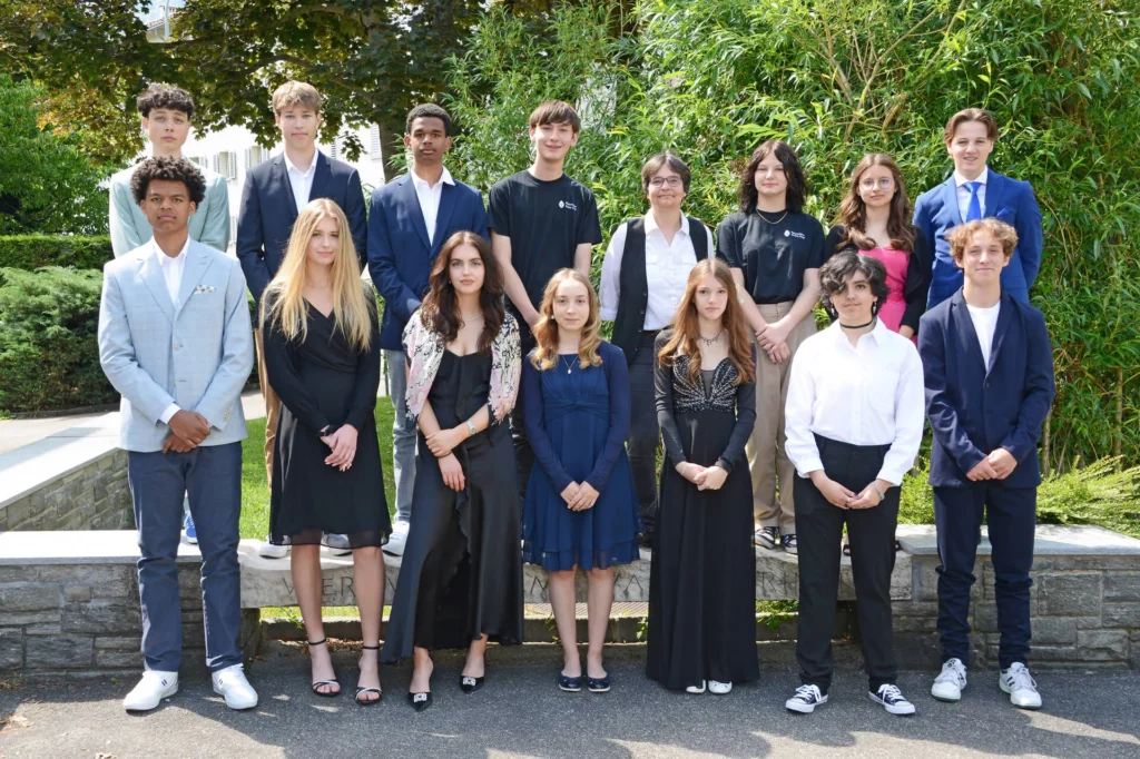 Gruppenbild Konfirmation 2023 Comanderkirche mit Pfarrerin Manuela Noack