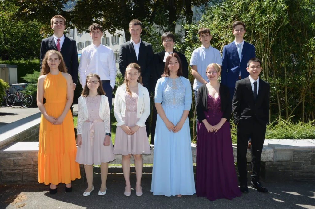 Gruppenbild Konfirmation 2022 Comanderkirche mit Pfarrerin Manuela Noack