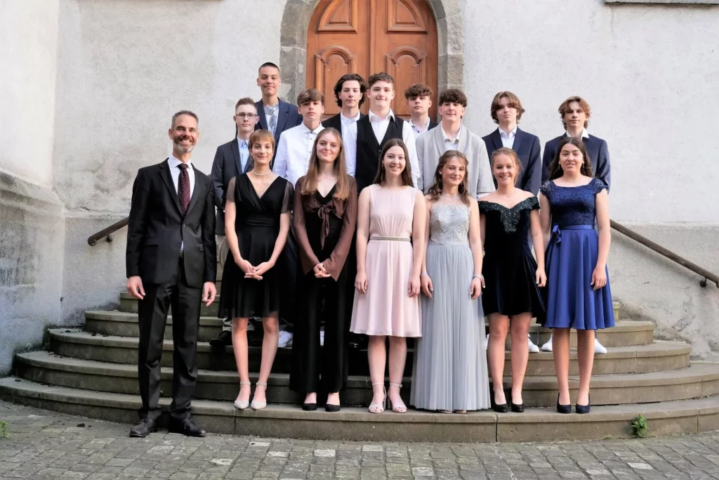 Gruppenbild Konfirmation 2022 Martinskirche mit Pfarrer Andreas Rade