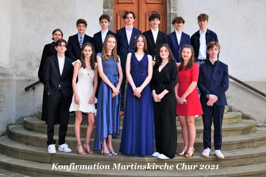 Gruppenbild Konfirmation 2021 Martinskirche mit Pfarrerin Ivana Bendik