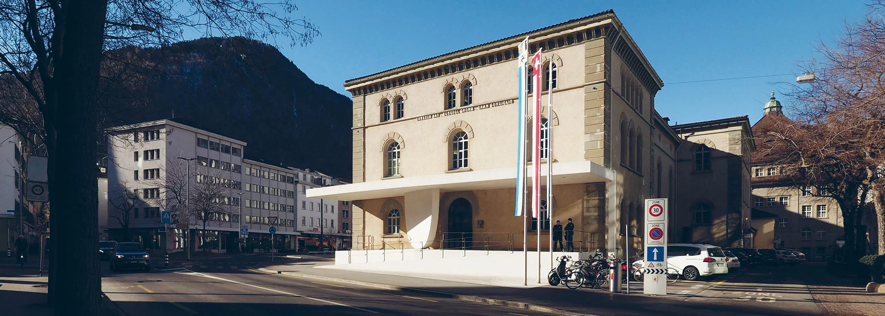 2023 03 17 Comander 2023 Bild Disputation 1789×640 Disputation im Churer Grossratssaal