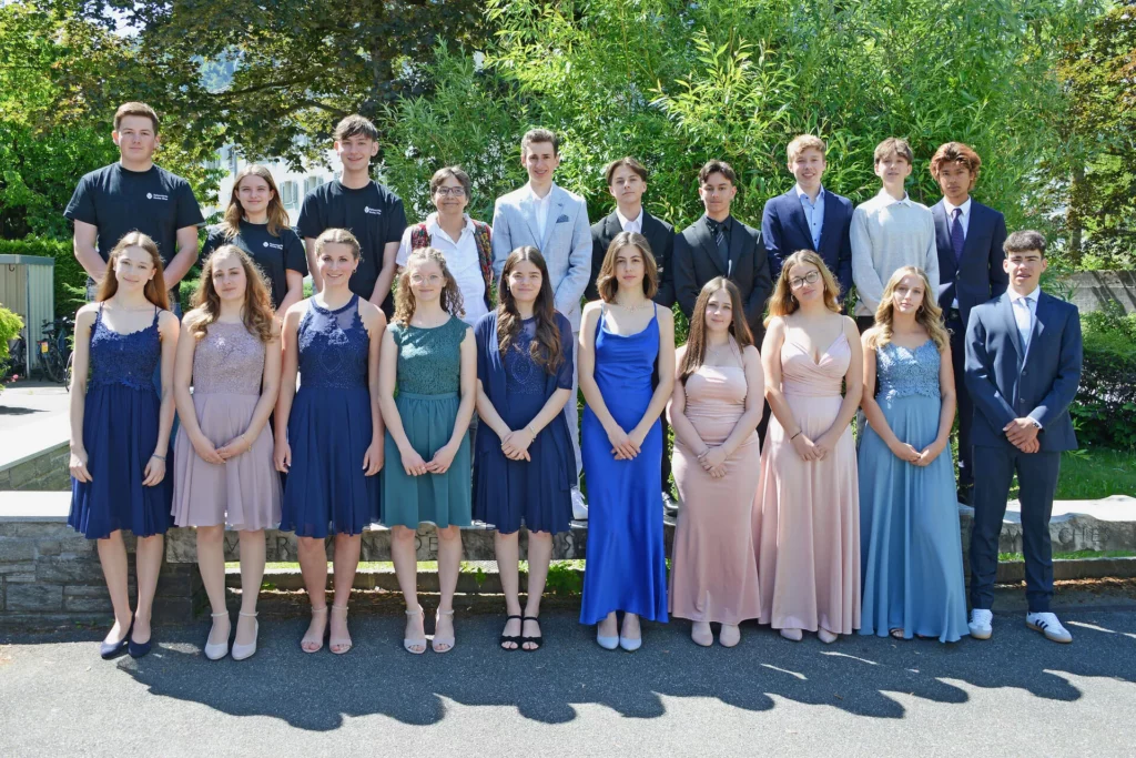 Gruppenbild Konfirmation 2024 Comanderkirche mit Pfarrerin Manuela Noack
