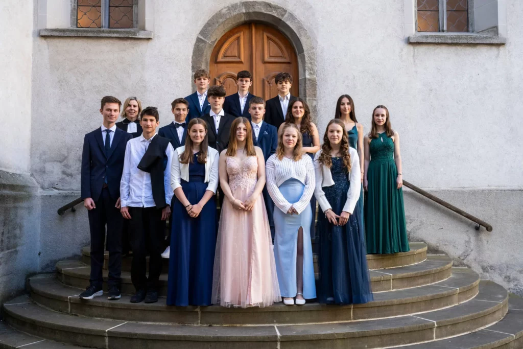 Gruppenbild Konfirmation 2024 Martinskirche mit Pfarrerin Ivana Bendik