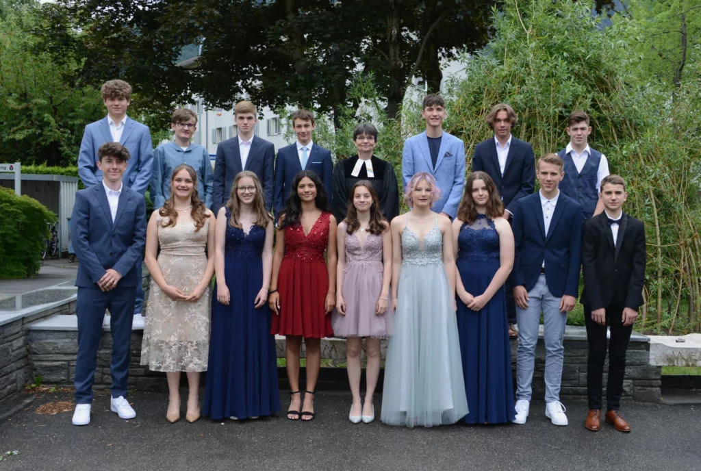 Gruppenbild Konfirmation 2022 Comanderkirche mit Pfarrerin Manuela Noack