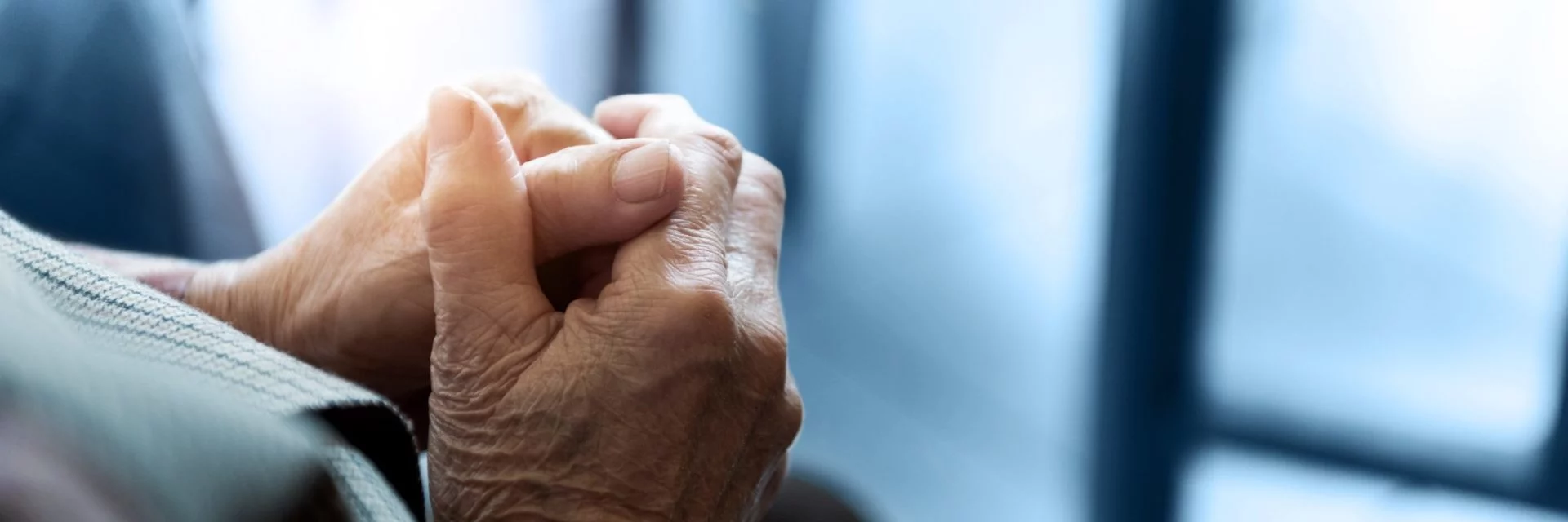Betreuung Alterssiedlungen Hände einer älteren Damen sind zum Gebet ineinander verschränkt