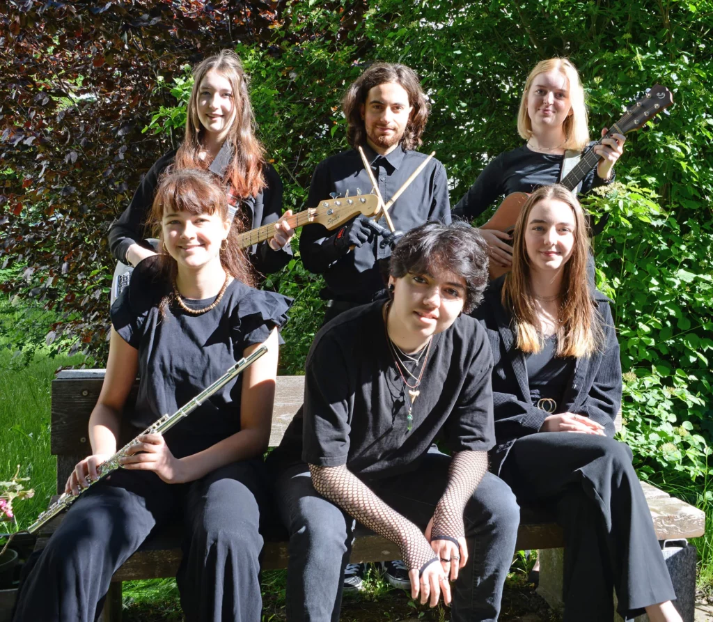 Comanderband bestehend aus sechs Personen