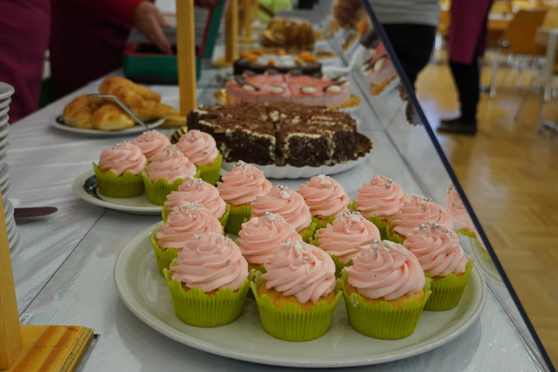 Kuchen- und Muffinbuffet vom Frauenarbeitskreis Kuchen- und Muffinbuffet vom Frauenarbeitskreis