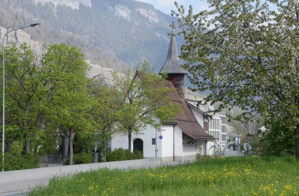 Masanserkirche im Frühling