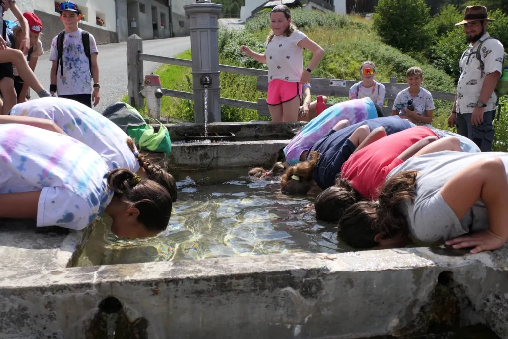Kinderlager | Kinder tauchen Kopf in Brunnen