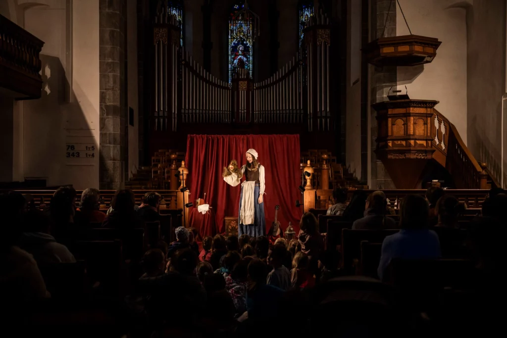 Theateraufführung in der Kirche während Event "Langer Samstag"