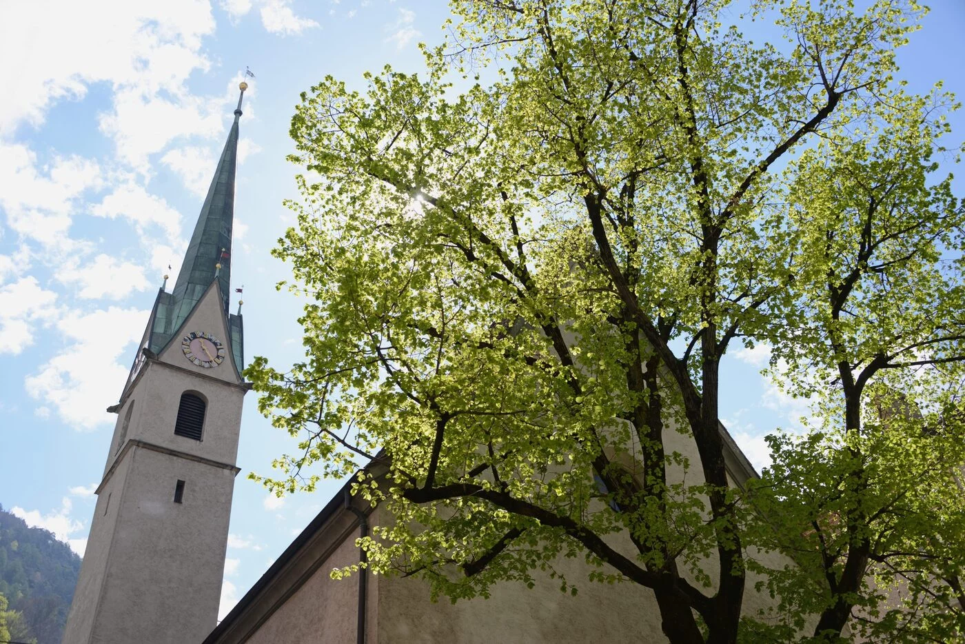 Regulakirche von vorne fotografiert im Frühling