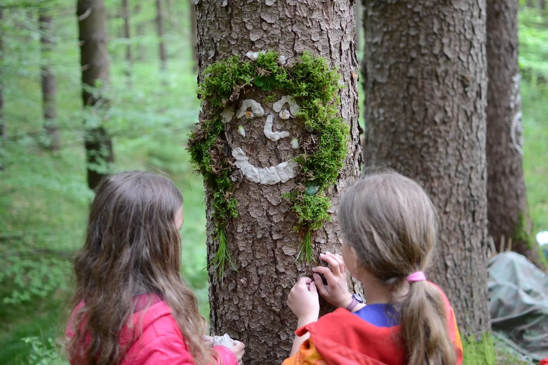 Schtriali Bandi Schtriali Bandi zwei Mädchen schmücken einen Baum