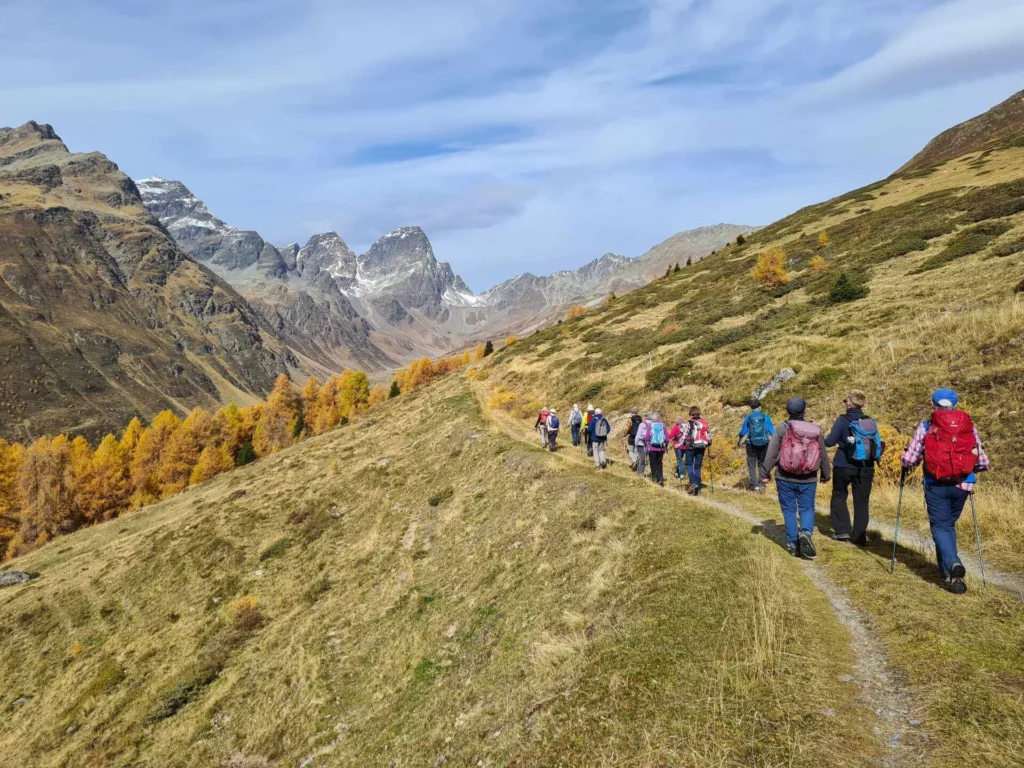 Wandergruppe von älteren Menschen