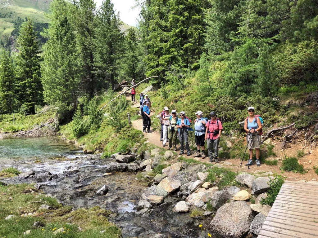 Wandergruppe von älteren Menschen