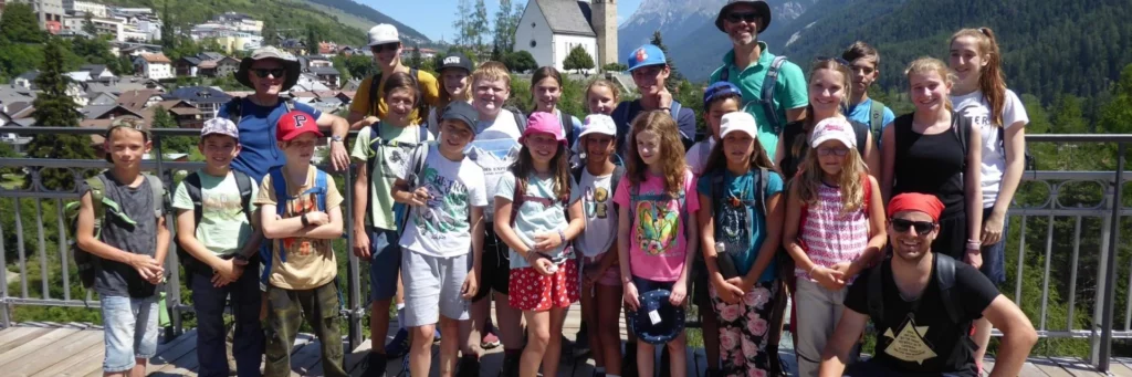 Kinderlager | Gruppenbild mit Kirche im Hintergrund