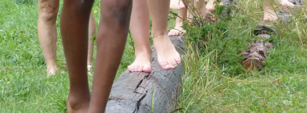 Kinderlager 2020 | Kinder laufen Barfuss über einen Baumstamm