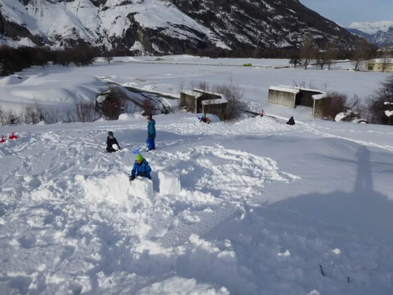 P1020675 1024×768 Kinder spielen im Schnee