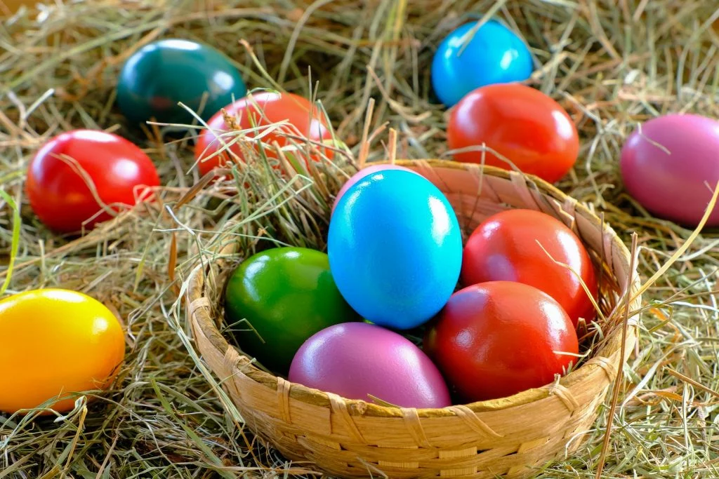 Farbige Ostereier in einem Osternest