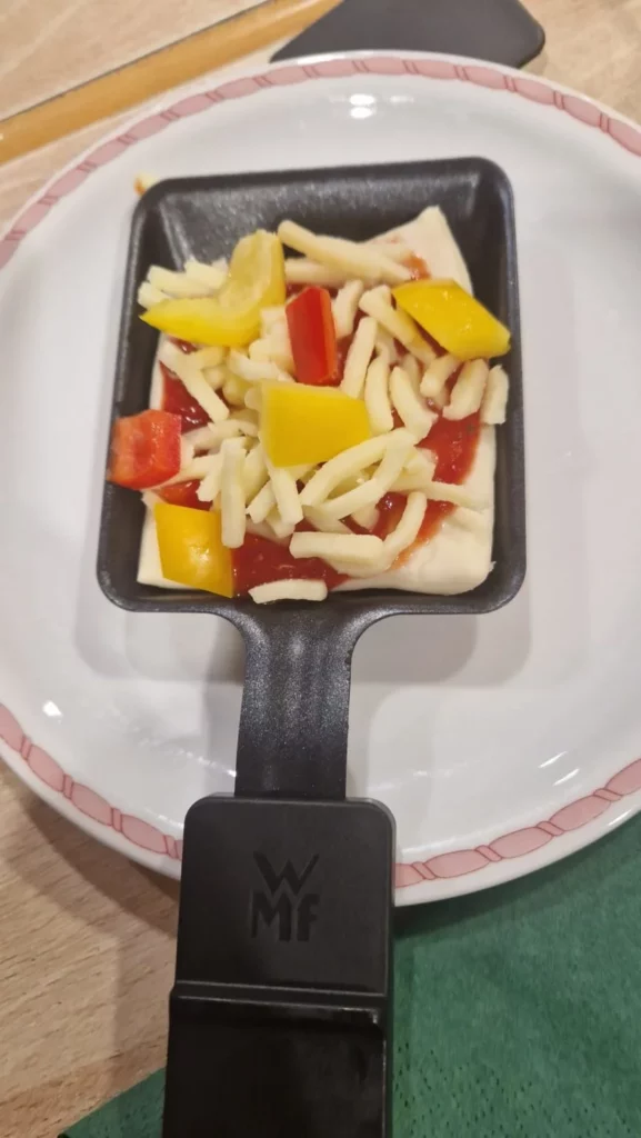 Fertige Min-Pizza im Raclette Pfaennchen