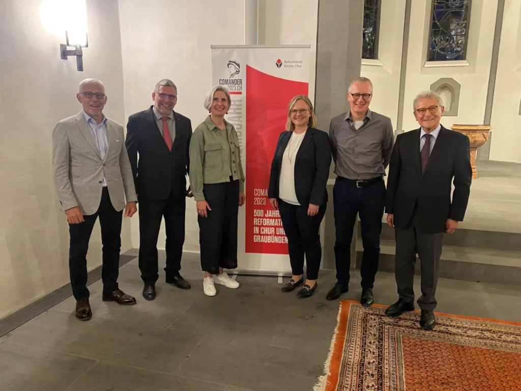 Gruppenbild von den Teilnehmenden der Podiumsdiskussion