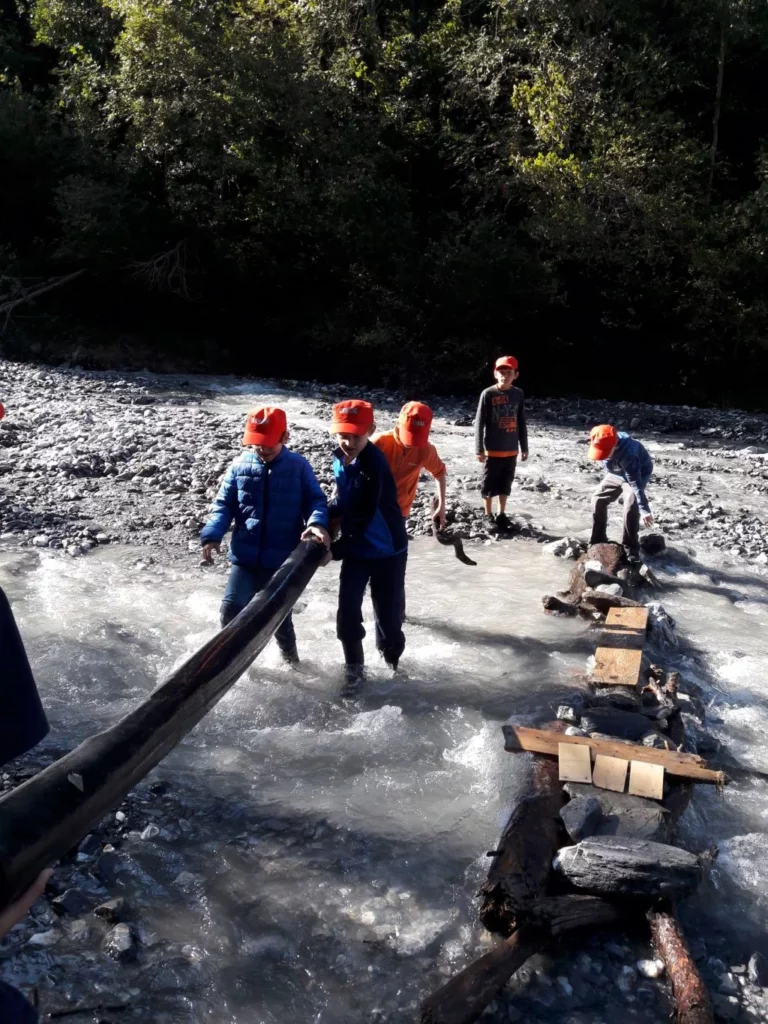 Schtriali Bandi am Spielen am Bach