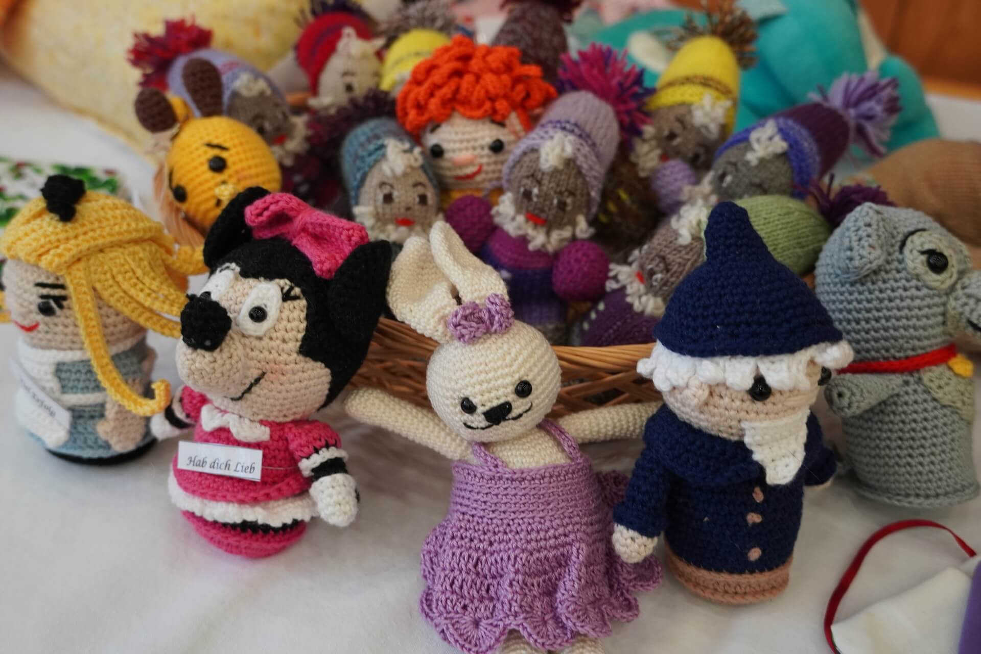 Der Frauenarbeitskreis trifft sich zum stricken, häkeln und handwerken Der Frauenarbeitskreis trifft sich zum stricken, häkeln und handwerken